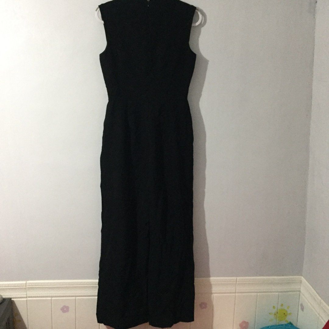 Tahari by asl raised collar sleeveless solid crepe deals jumpsuit