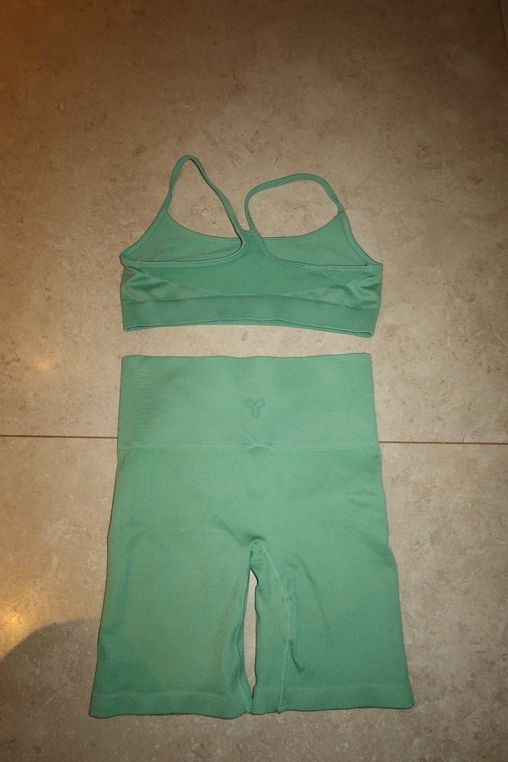 TNA Aritzia Workout Set, Women's Fashion, Activewear on Carousell