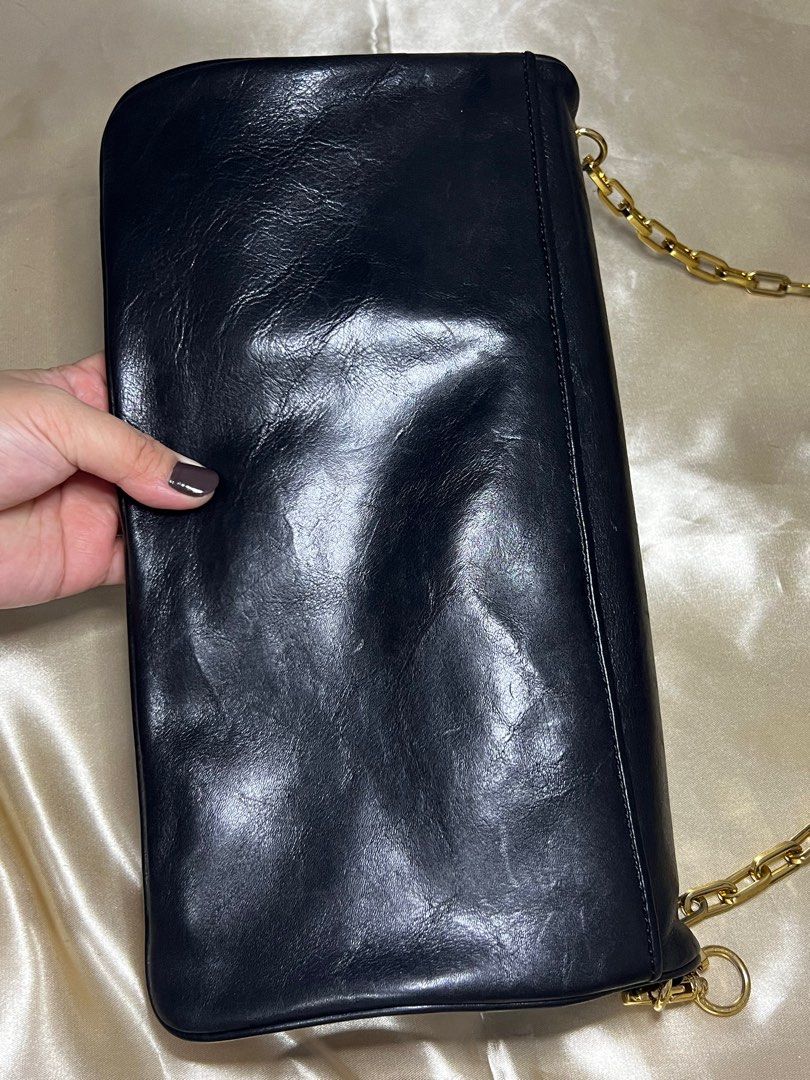 Tory Burch Reva Clutch (Category: Luxury Bags & Wallets) located in Paranaque City. Submitted by kavionlineshop (Listing ID 1245983401, Image 3). Description: Like new nothing to explain.