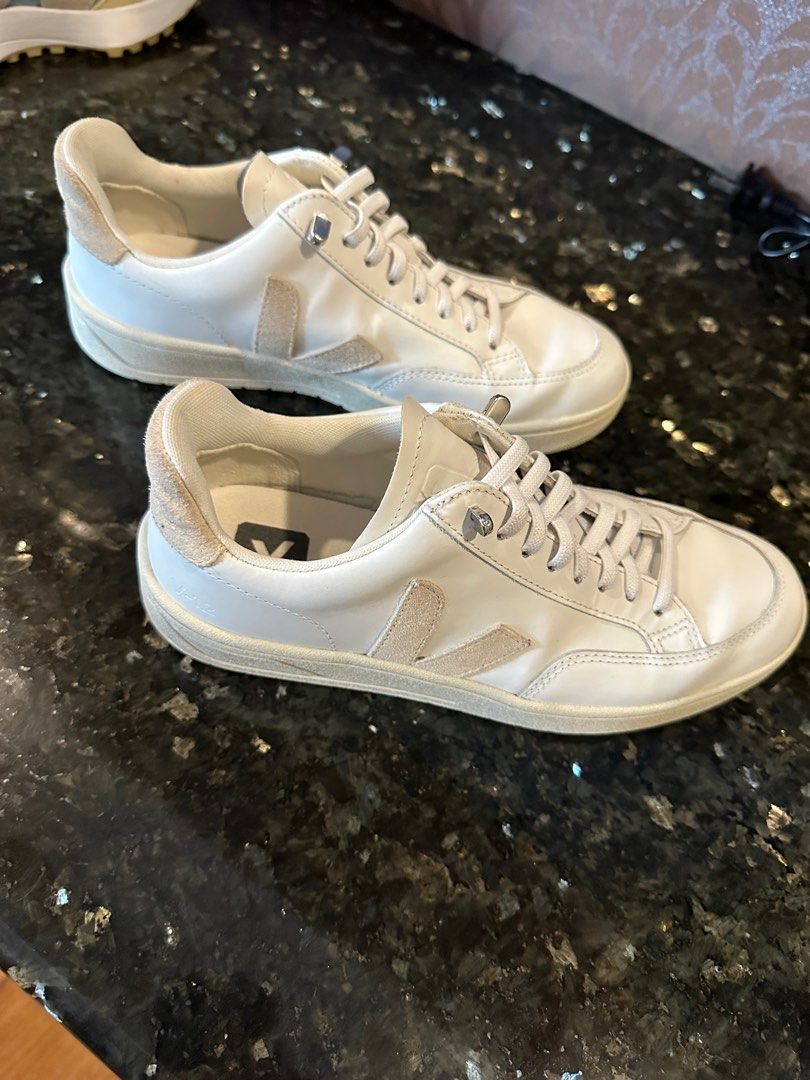 Veja v12 store gold