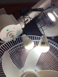 16 inches Dual Power Oscillating Solar Powered Electric Fan with Bulb  /1,600 pesos