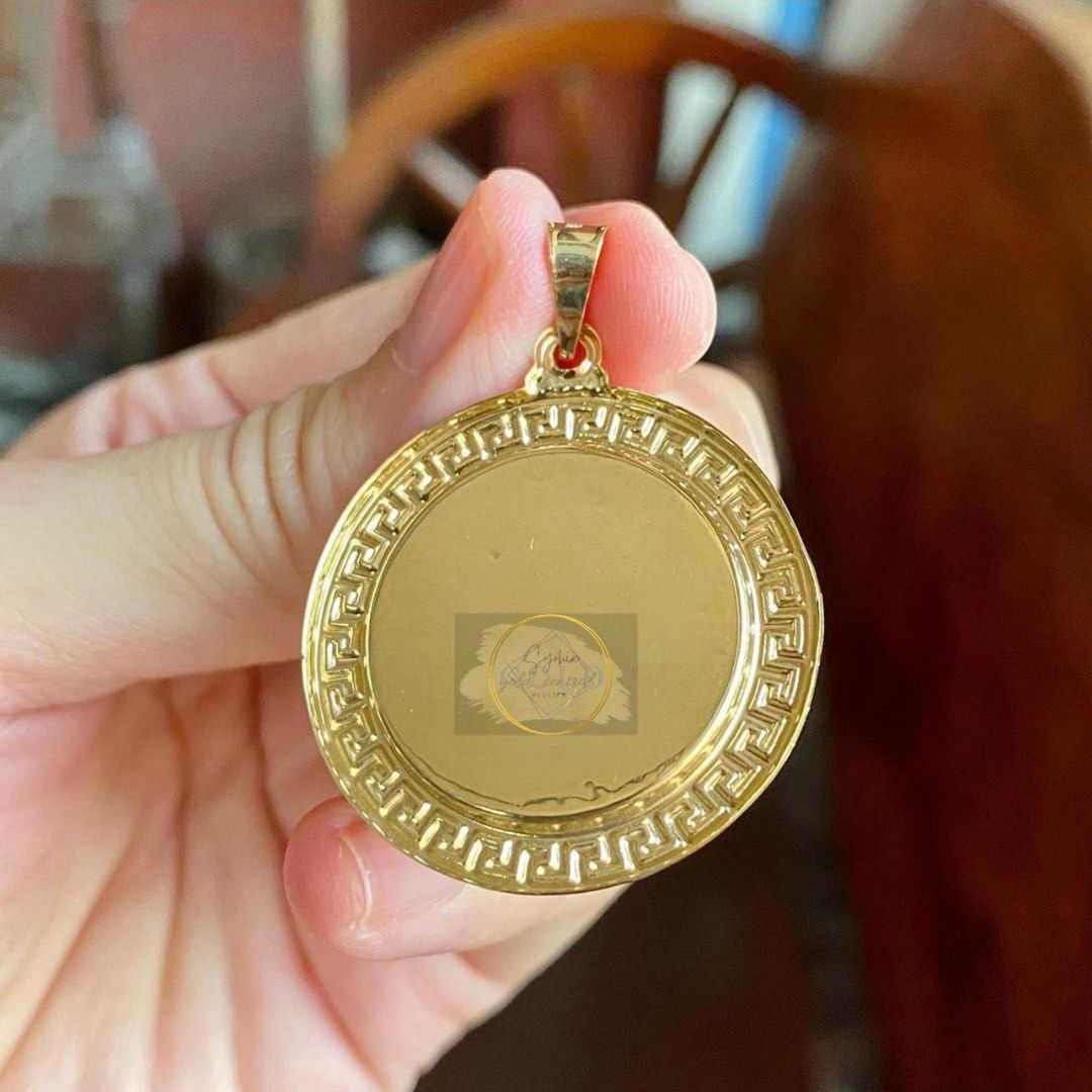 18K Gold Queen Elizabeth Pendant on Carousell