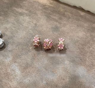 🌺 SALE 🌺 PANDORA DAISY FLOWER CHARMS AND CLIPS 900 EACH