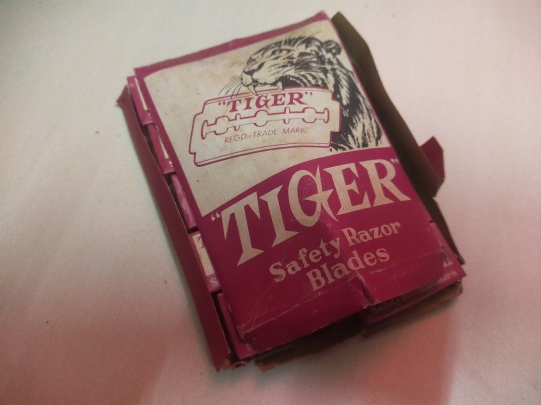 Antique razor blade, Hobbies & Toys, Collectibles & Memorabilia ...