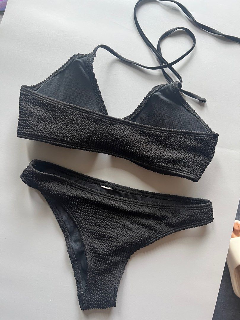 Bikini （分類：泳衣）位於 Hong Kong。 由 berry_so 提交（商品編號 1251845895，圖片 3）。簡介： used a few times Special texture Sell it because too many bikini 。