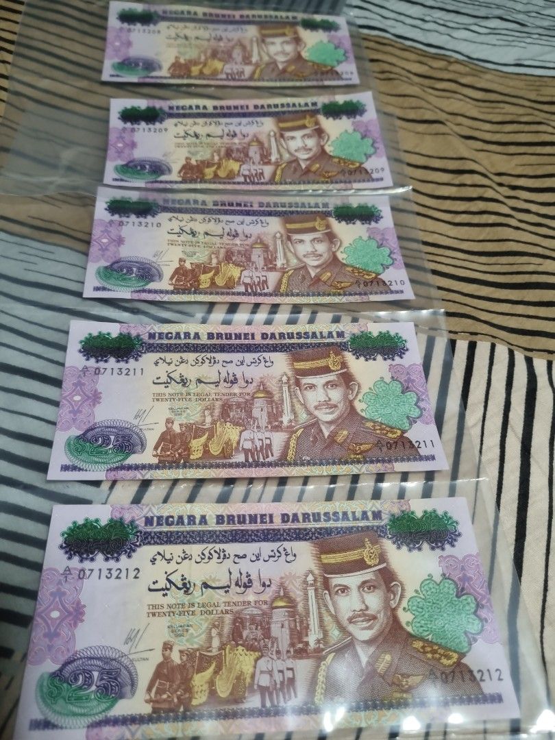 Brunei $25 notes (Category: Currency) located in Singapore. Submitted by yc6926 (Listing ID 1251973921, Image 1). Description: A/1 0713208 to A/1 0713212 running nos. Brunei $25 notes for sale..