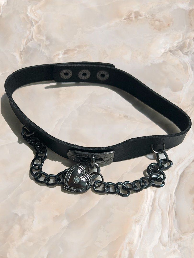 Choker with a on sale heart