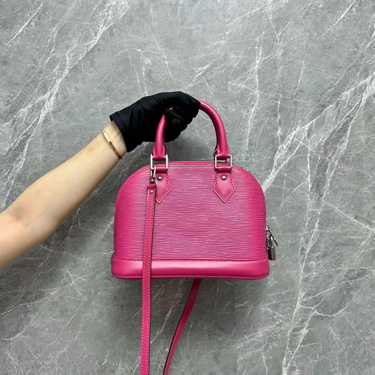 Louis Vuitton Alma pm Epi leather in Fuschia review and what fits in it! 