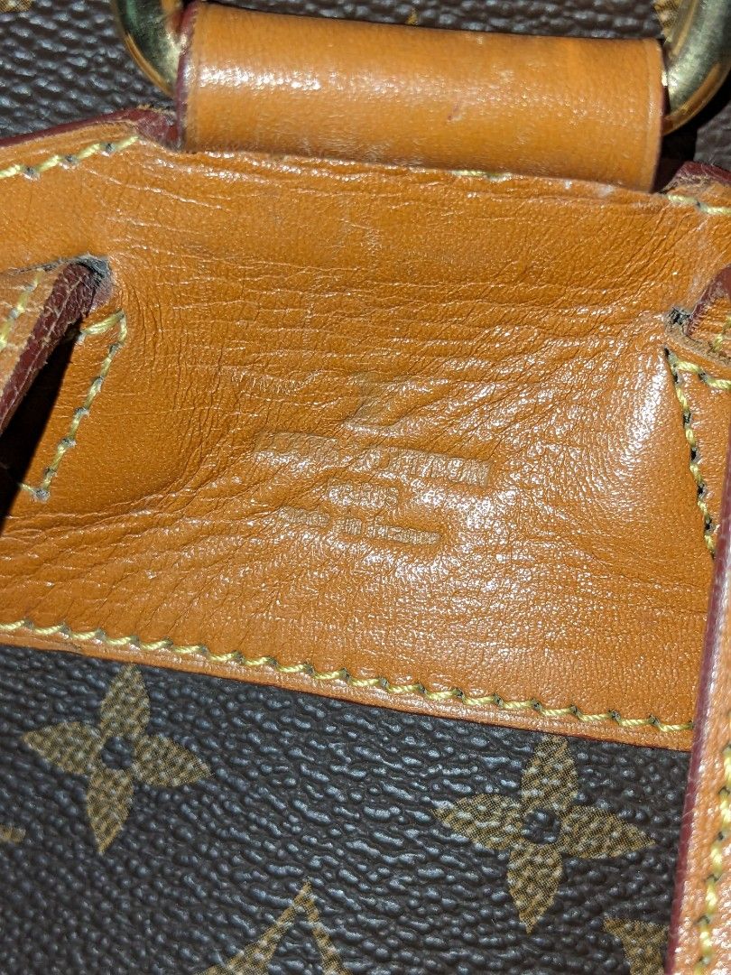 Louis Vuitton Monogram Bag (Category: Luxury Bags & Wallets) located in Baguio. Submitted by shopoocs (Listing ID 1251990827, Image 2). Description: RFS: Need funds Padala from a relative in the US 🇺🇸 It didn't come with a dust bag or box hence the slight deformation on the bottom of the front part. Cannot guarantee its authenticity as it doesn't have a serial number code (I am not an expert on luxury items/brands. This is just based on what I 