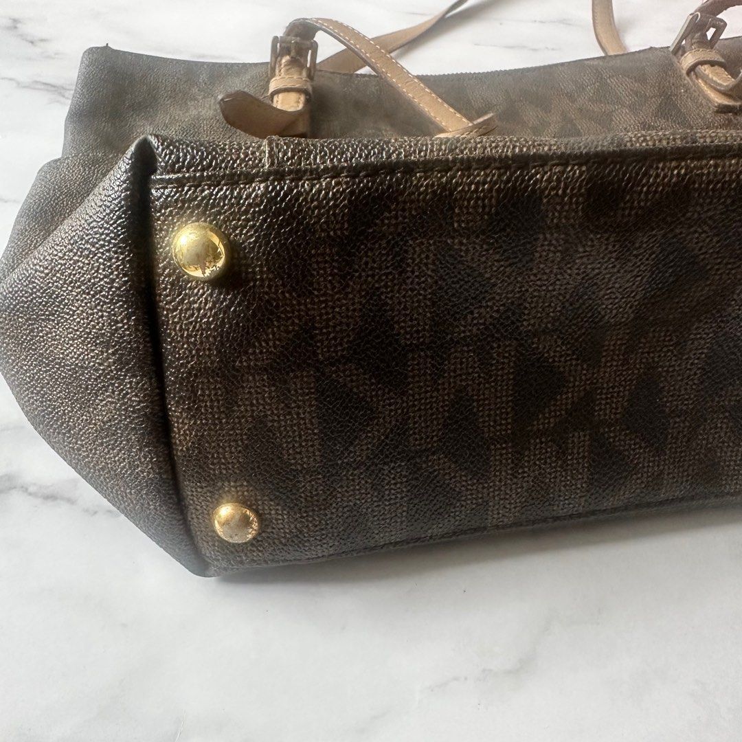 Michael Kors Large Leather Tote Bag (Category: Tote Bags) located in Quezon City. Submitted by StopNShop (Listing ID 1251892155, Image 3). Description: Well used and with obvious sign of usage RFS: decluttering.