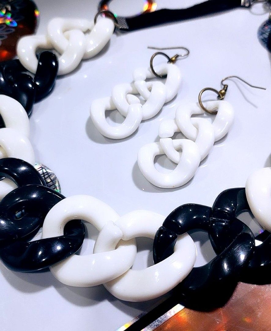 White chunky clearance necklace uk