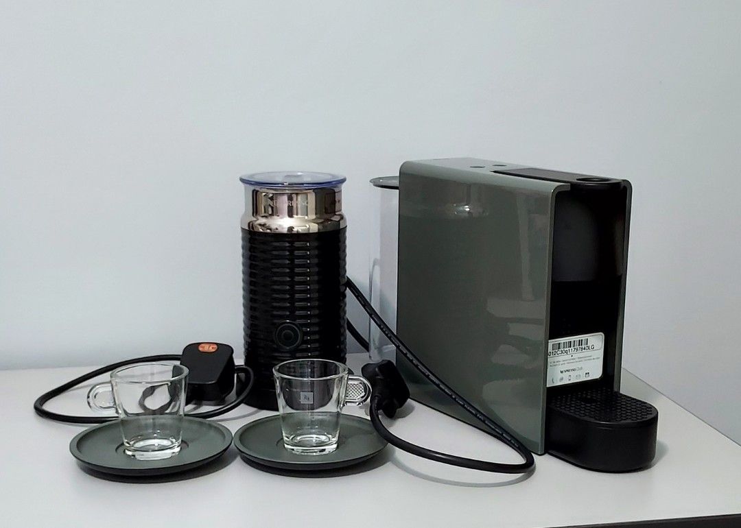 Nespresso Essenza mini Coffee Machine + Aeroccino3 milk frother with 2