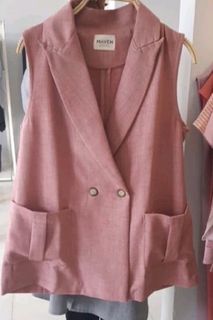 Preloved Maven Louis vest,  baru dipakai 2-3x, satu benang  jaitan hiasan di salah satu di kerah ada yg longgar/lepas spt di foto tp ga terlalu ngaruh, kalau pembeli mau benerin sendiri ga susah.   new mo sale jadi 160k, blm ongkir, no tawar