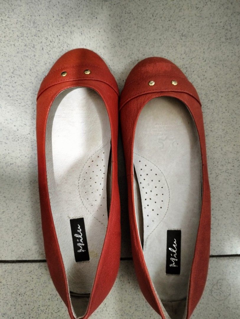 Red Flat Doll Shoes (Category: Shoe inserts) located in Quezon City. Submitted by simpyirresistable (Listing ID 1252010646, Image 2). Description: bought on line small size maliit sa kin imported leather from Australia Fit for teens size 5only na stock lng daw but still okay n okay pa.. bought online at 180.00.