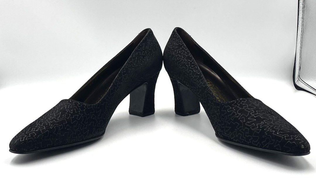 ferragamo black pumps