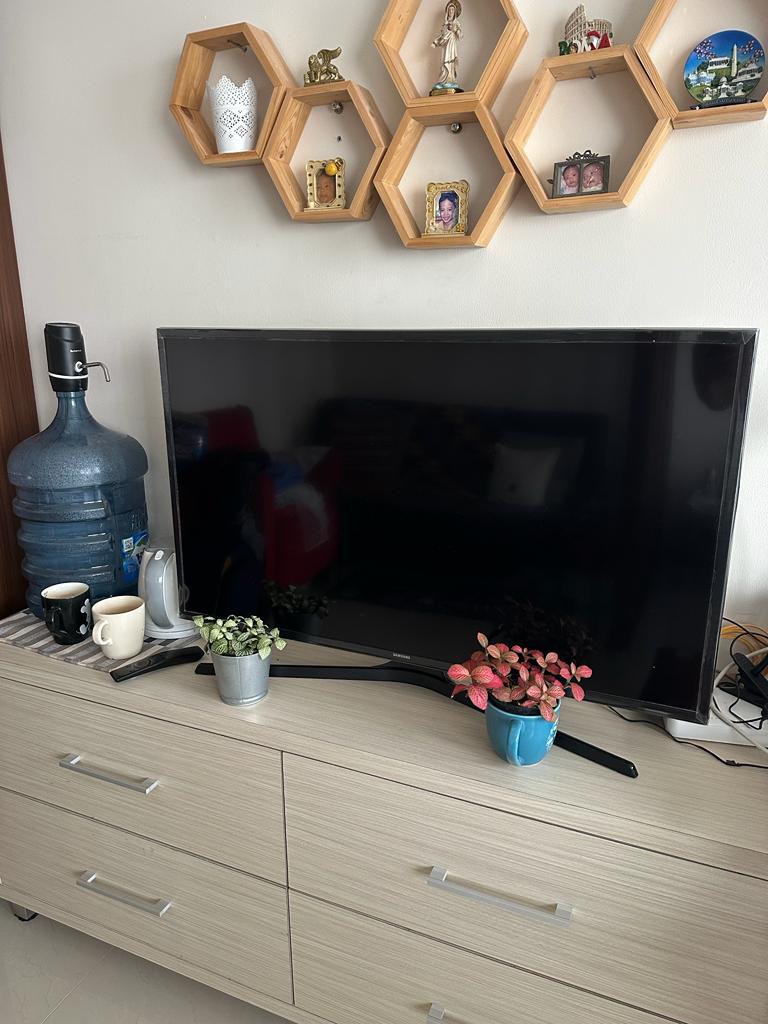 Samsung Smart TV Series 6 40Inch on Carousell