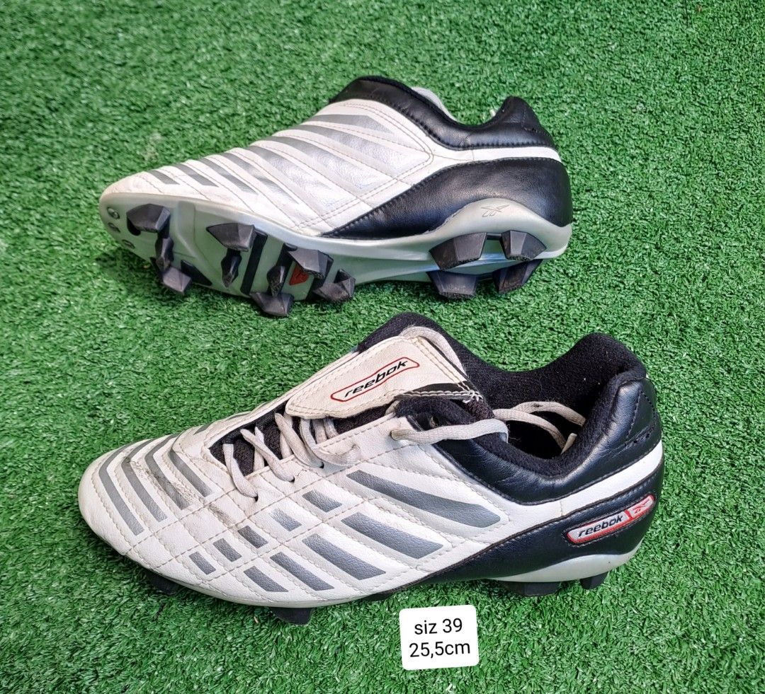Sepatu bola on sale reebok original