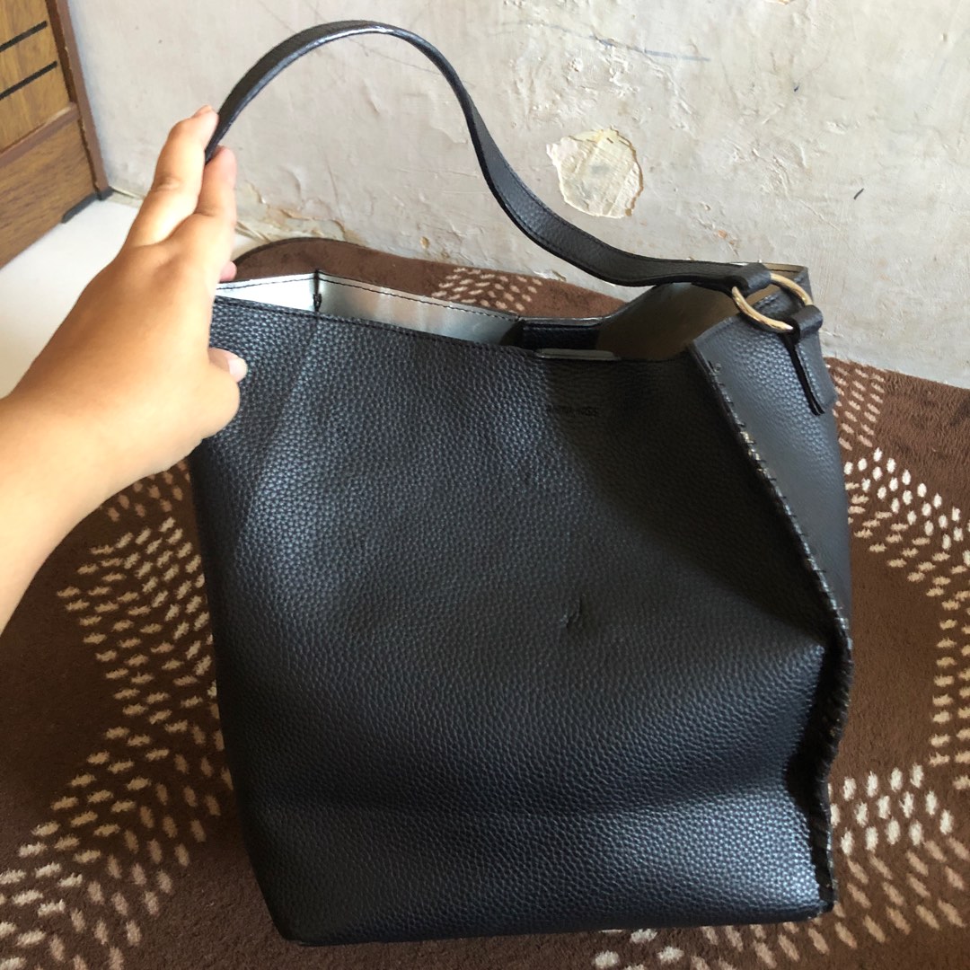 Shoulder bag hitam kulit, Fesyen Wanita, Tas & Dompet di Carousell
