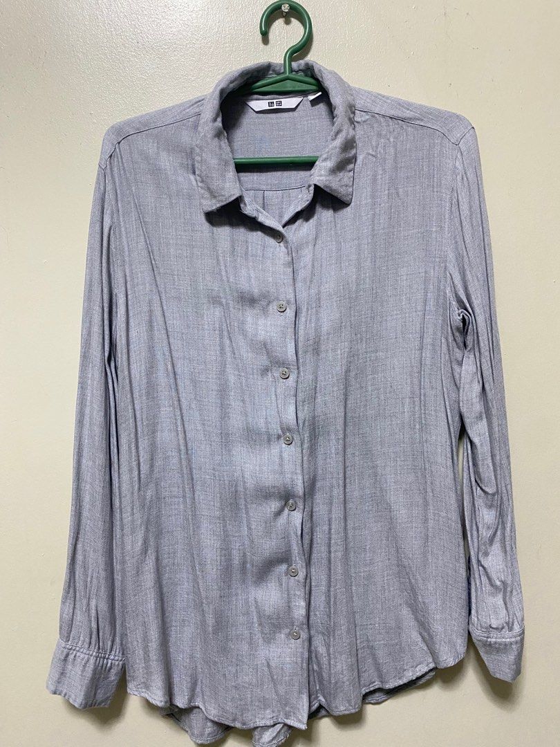 Uniqlo gray buttondown longsleeves (Category: Longsleeves) located in Quezon City. Submitted by fideetamore (Listing ID 1251944831, Image 1). Description: Size small.