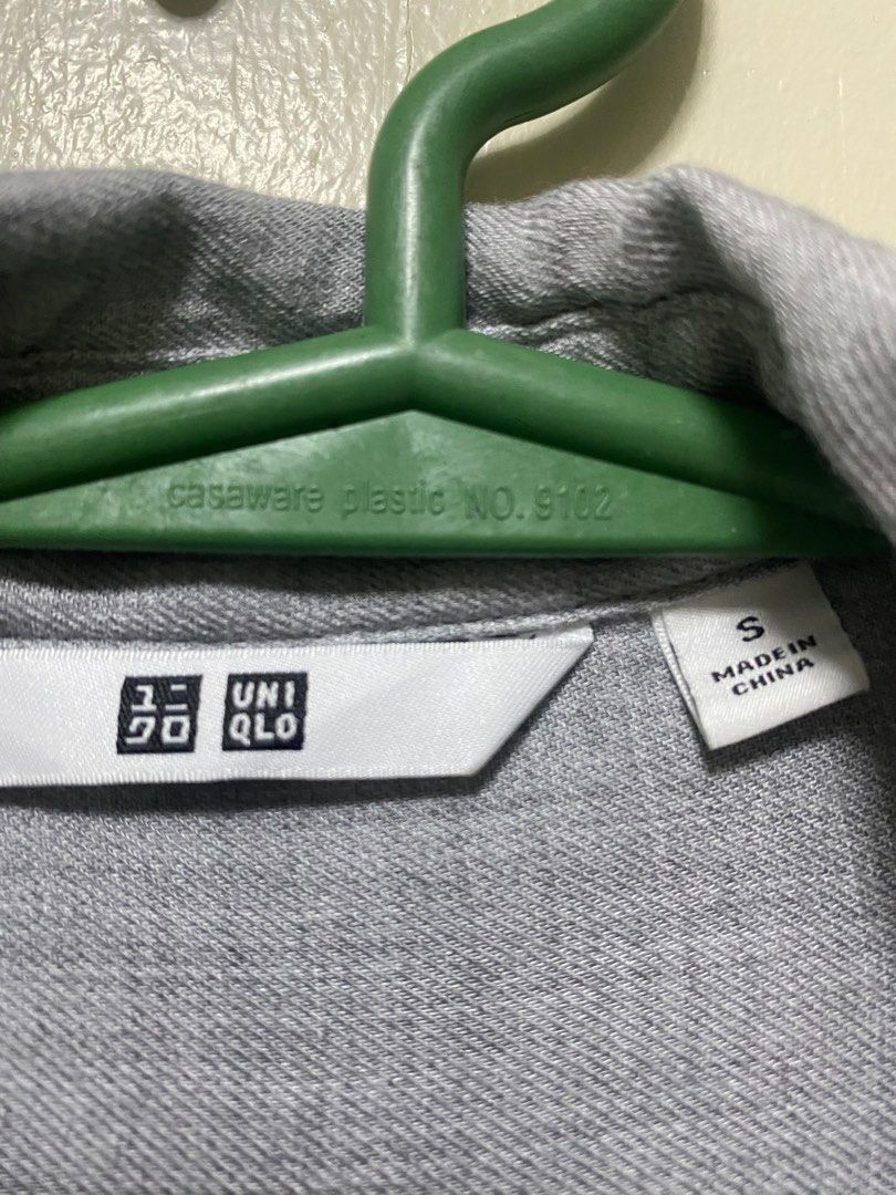 Uniqlo gray buttondown longsleeves (Category: Longsleeves) located in Quezon City. Submitted by fideetamore (Listing ID 1251944831, Image 2). Description: Size small.