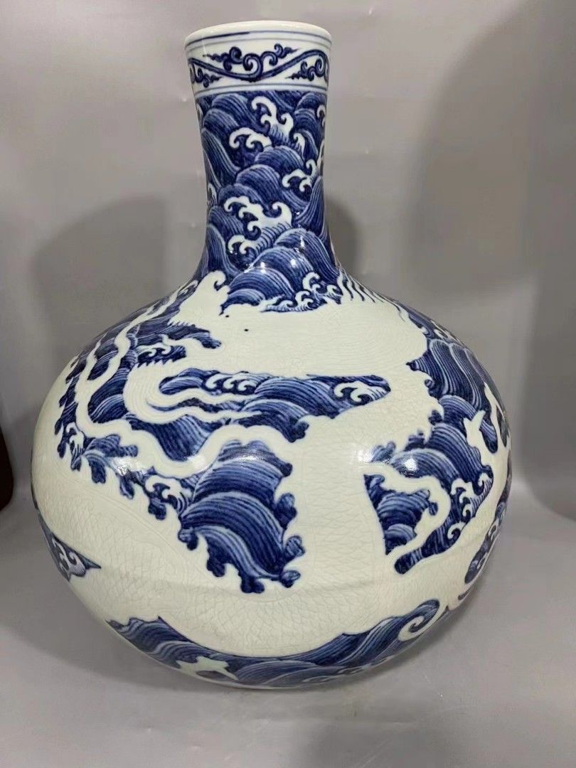 古董瓷器收藏：明早期青花海水留白刻畫龍紋天球瓶（永樂風格）收藏品 