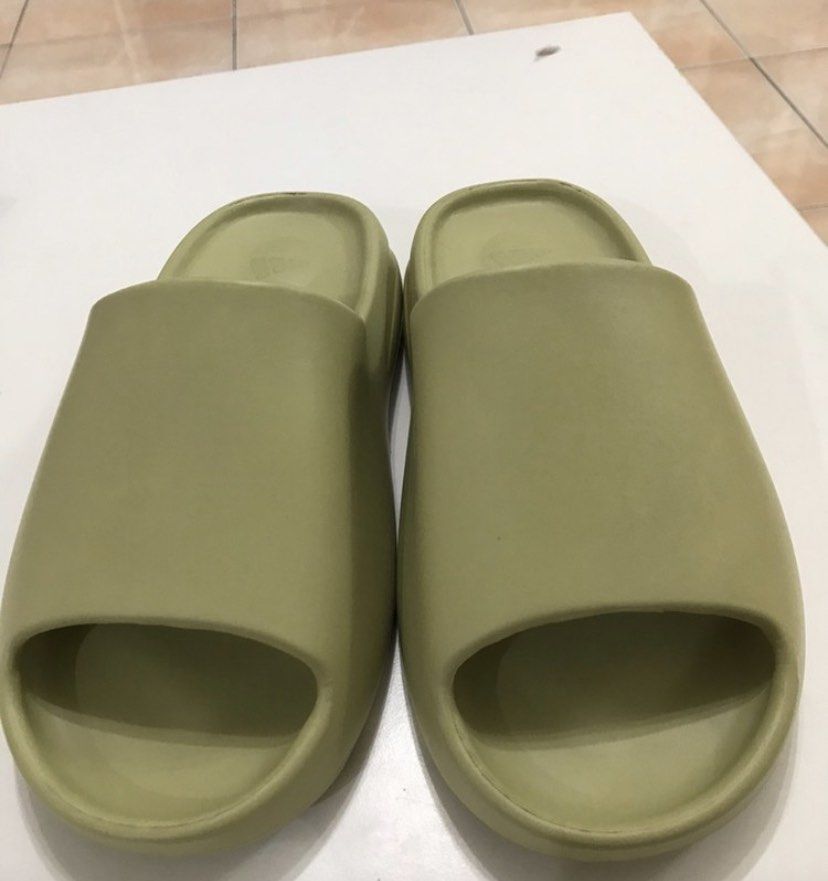 Olive green yeezy slides deals