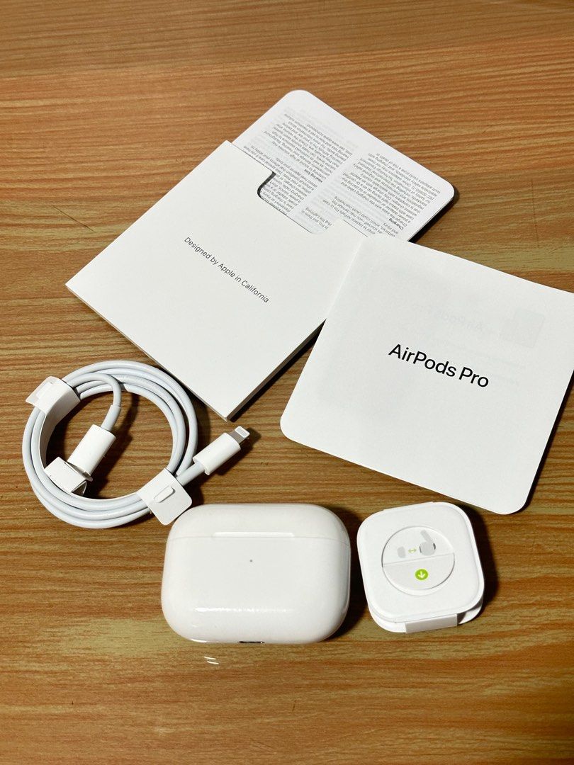AirPods Pro (Category: Earphones) located in Pasig City. Submitted by lhazeapparel271 (Listing ID 1252101652, Image 1). Description: Original AirPods Pro bought from taiwan. Nastock ko po sya hindi ko na masyado nagamit since umuwi ako dto pinas yung right po may deffect no audio po hindi ko ntry ipa check or ipaayos not sure din po kung maayos pa.😢😢😢 100% original negotiable pa po yung price. Chareger cable Extra 4pcs. Ear tips.