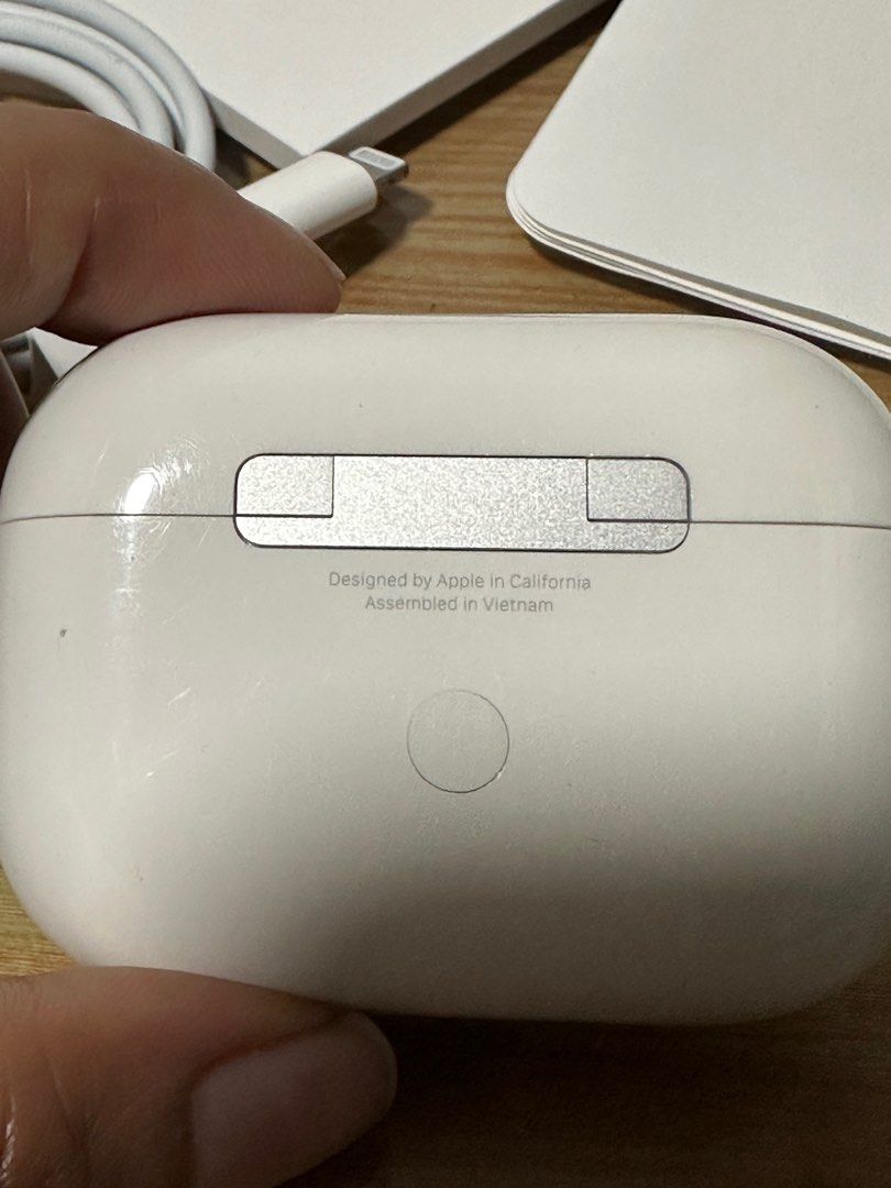 AirPods Pro (Category: Earphones) located in Pasig City. Submitted by lhazeapparel271 (Listing ID 1252101652, Image 2). Description: Original AirPods Pro bought from taiwan. Nastock ko po sya hindi ko na masyado nagamit since umuwi ako dto pinas yung right po may deffect no audio po hindi ko ntry ipa check or ipaayos not sure din po kung maayos pa.😢😢😢 100% original negotiable pa po yung price. Chareger cable Extra 4pcs. Ear tips.