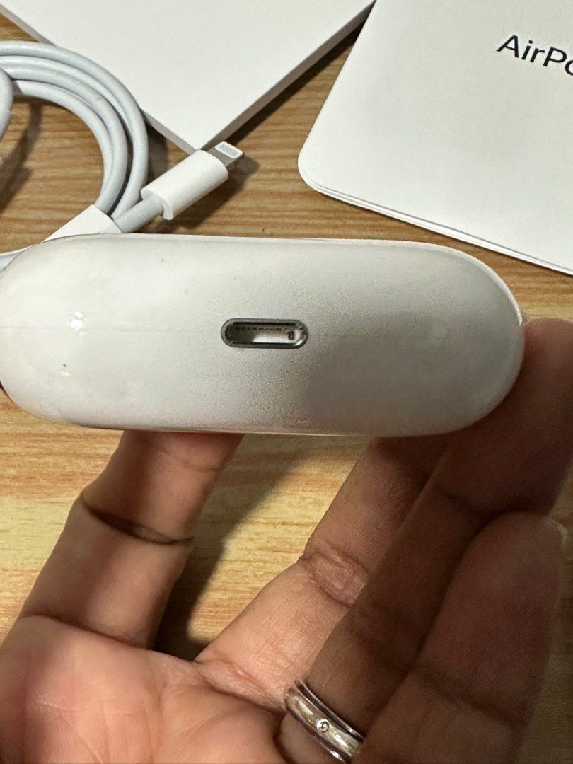 AirPods Pro (Category: Earphones) located in Pasig City. Submitted by lhazeapparel271 (Listing ID 1252101652, Image 3). Description: Original AirPods Pro bought from taiwan. Nastock ko po sya hindi ko na masyado nagamit since umuwi ako dto pinas yung right po may deffect no audio po hindi ko ntry ipa check or ipaayos not sure din po kung maayos pa.😢😢😢 100% original negotiable pa po yung price. Chareger cable Extra 4pcs. Ear tips.