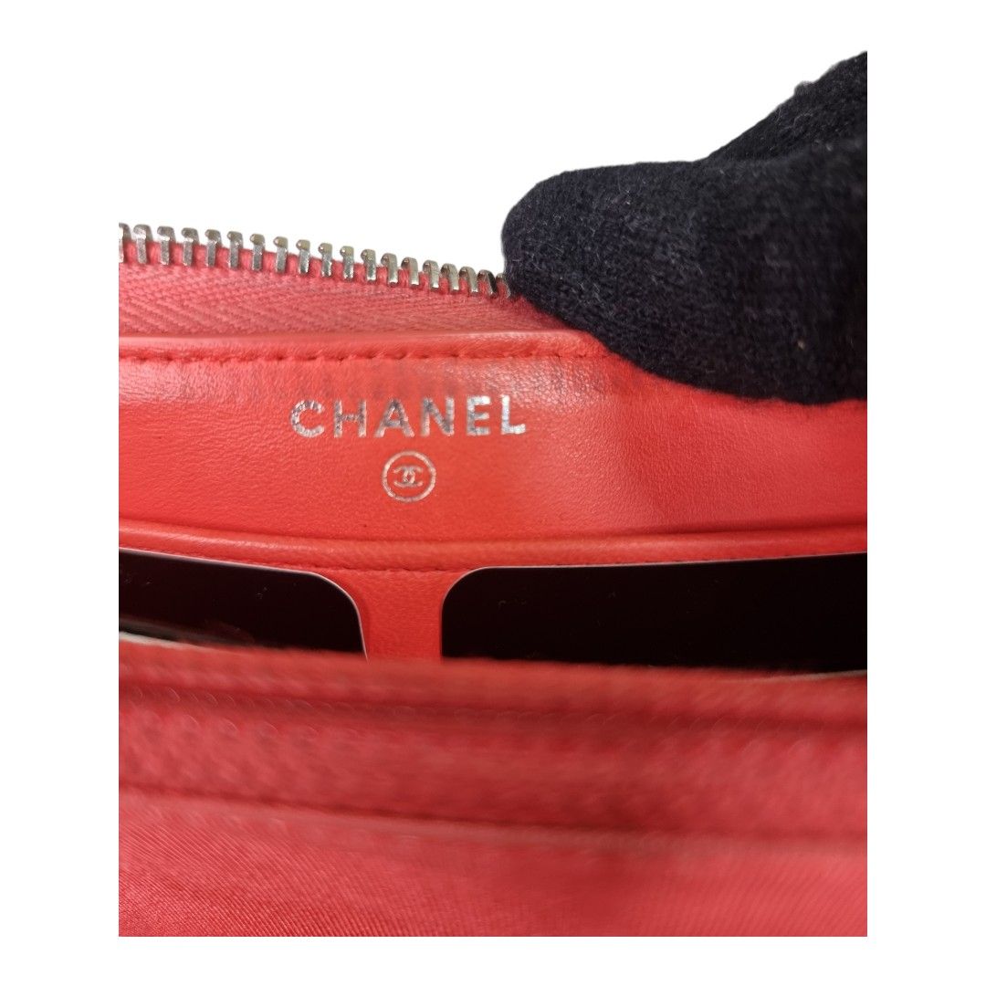 Authentic CHANEL CHEVRON Zippy (Category: Luxury Bags & Wallets) located in Quezon City. Submitted by manerarestorationservices (Listing ID 1252116507, Image 3). Description: PMoney back Guarantee 💯% Guaranteed authentic *Brand: CHANEL Chevron Zippy Wallet COMPACT --HOLO MISSING-- *Materials: Chevron Lambskin leather *Color: Orange Red *Size: Long Compact *Condition: 8/10 exterior has been color touch up -Used * Inclusions:paper bag box cloth co