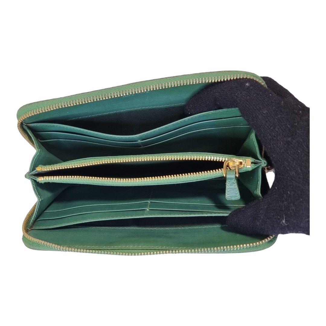 Authentic MIU-MIU Zippy wallet compact (Category: Luxury Bags & Wallets) located in Quezon City. Submitted by manerarestorationservices (Listing ID 1252109281, Image 2). Description: SALE SALE SALE❗❗❗ Money back Guarantee 💯% Guaranteed authentic *Brand: MIU MIU Bby prada zippy commpact wallet *Materials: croc skin embossed *Color: green *Size: long *Condition: 8/10 exterior has been touch up -Used * Inclusions: wallet only Rank review by the cri