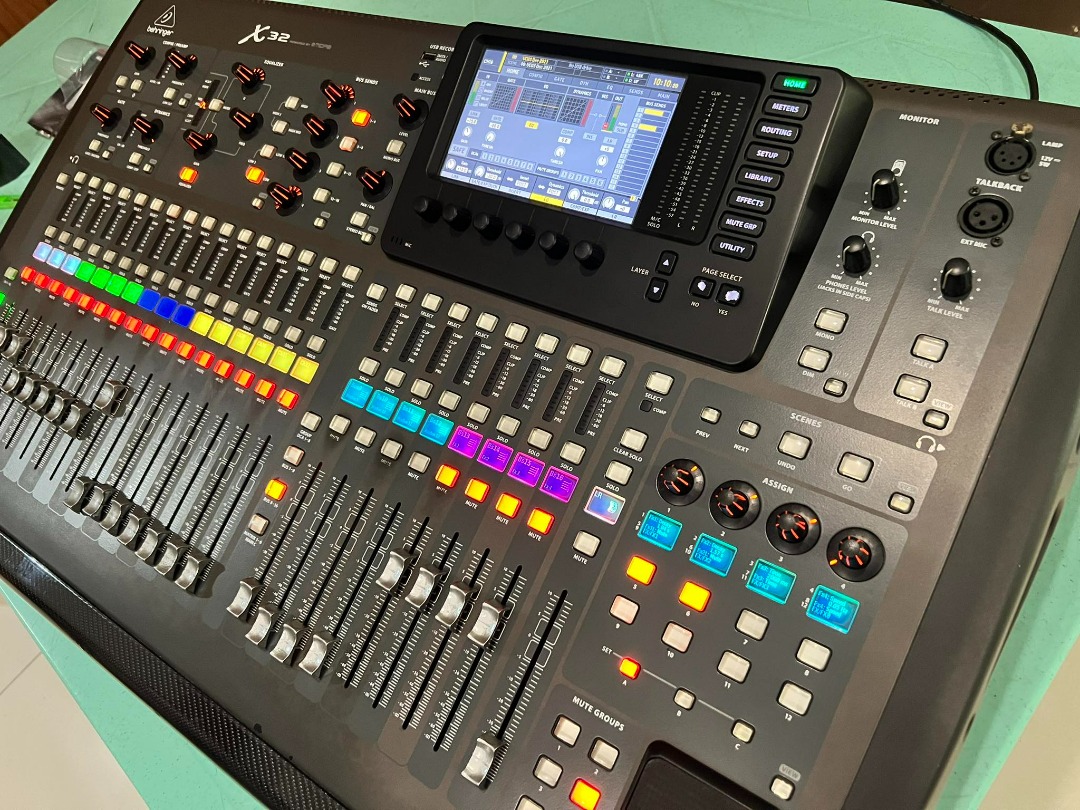 Behringer X32 40Input, 25Bus Digital Mixing Console with 32