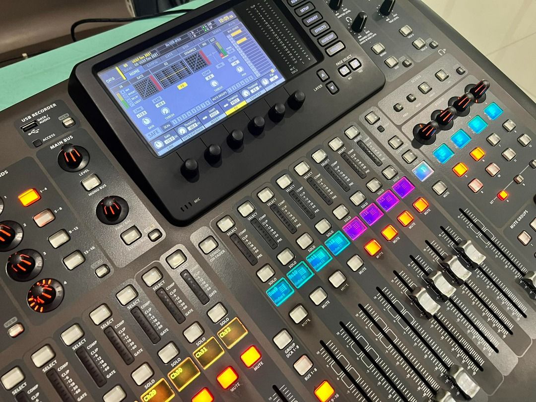 Behringer X32 40Input, 25Bus Digital Mixing Console with 32