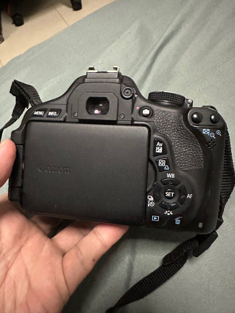 Canon EOS 600D + 50mm 1.8 lens, Photography, Cameras on Carousell