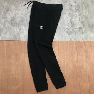 Celana jogger adidas essentials