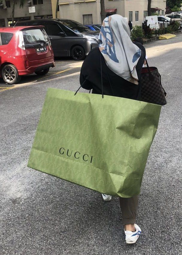 Giant Gucci box with paper bag. Paper bag ada defects refer