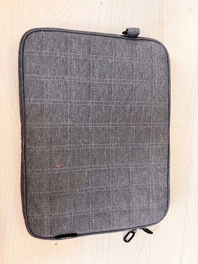 Grey halo laptop bag (Category: Laptop Bags & Sleeves) located in Antipolo. Submitted by kathscloset_ (Listing ID 1252041281, Image 2). Description: .