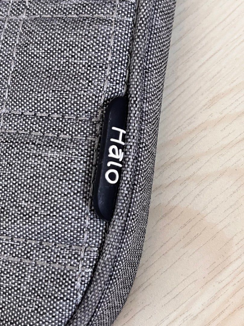 Grey halo laptop bag (Category: Laptop Bags & Sleeves) located in Antipolo. Submitted by kathscloset_ (Listing ID 1252041281, Image 3). Description: .