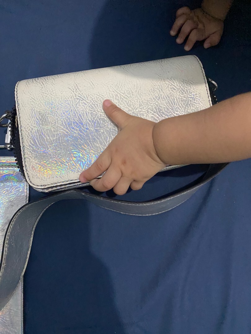 Guess picnic mini shoulder bag, Fesyen Wanita, Tas & Dompet di Carousell