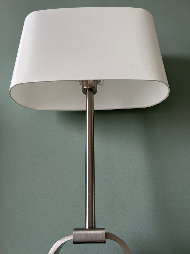 Uppvind floor shop lamp