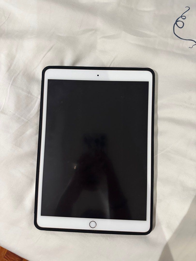 Ipad Air 3rd Gen (WiFi) 64gb (Category: iPad) located in Pasig City. Submitted by soph__ (Listing ID 1252141611, Image 1). Description: Like new - Super taken care of No issues / scratches Comes with case Comes with Apple Pencil No charger.