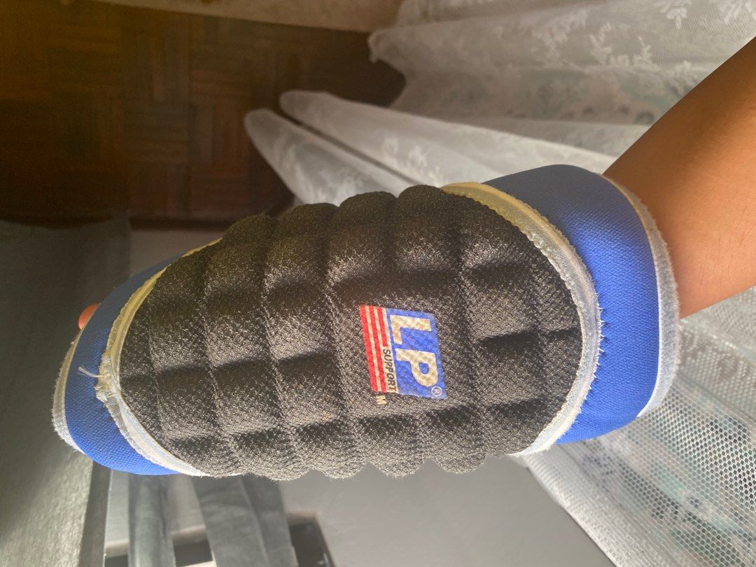 Volleyball Knee pad (Category: Racket & Ball Sports) located in Seri Kembangan. Submitted by msuhaimi1319 (Listing ID 1252048736, Image 2). Description: Selling rm 35 each. Got 2 pieces. Both Size M Sell cause it’s too tight for me. Can refer to picture to the measurement. .