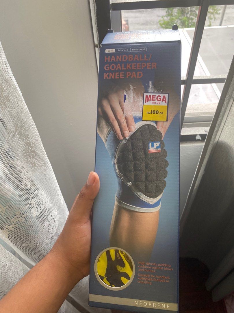Volleyball Knee pad (Category: Racket & Ball Sports) located in Seri Kembangan. Submitted by msuhaimi1319 (Listing ID 1252048736, Image 1). Description: Selling rm 35 each. Got 2 pieces. Both Size M Sell cause it’s too tight for me. Can refer to picture to the measurement. .