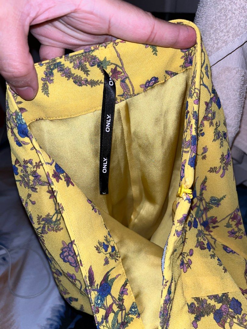 Light Ruffled Skirt with inner lining and H&M Bikini top (Category: Skirts) located in Paranaque City. Submitted by carmelaaae (Listing ID 1252043734, Image 3). Description: Sold as set High quality Skirt in size MEDIUM top is small self tie straps both in mint condition .