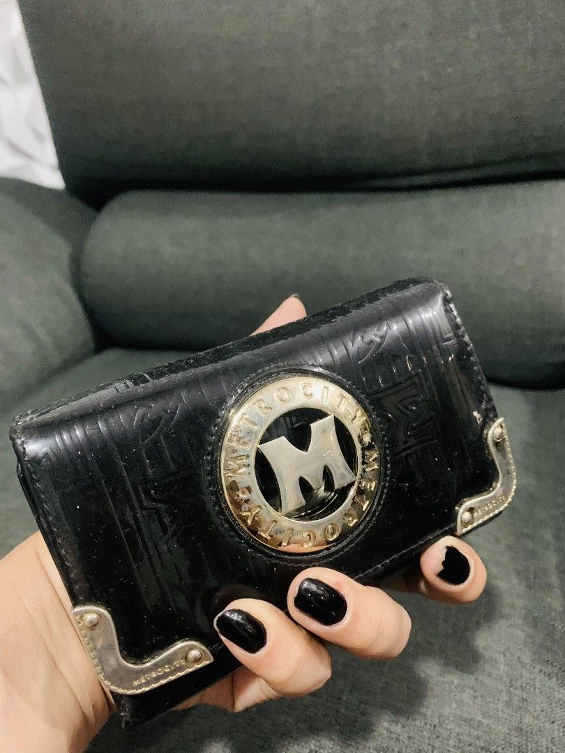 Metro City wallet trifold, Luxury, Bags & Wallets on Carousell