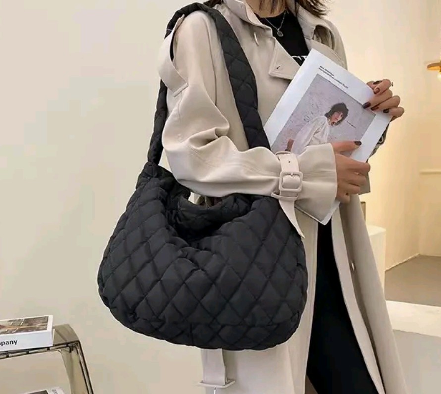 [NEW] Jennie Cloud Bag (Black) on Carousell