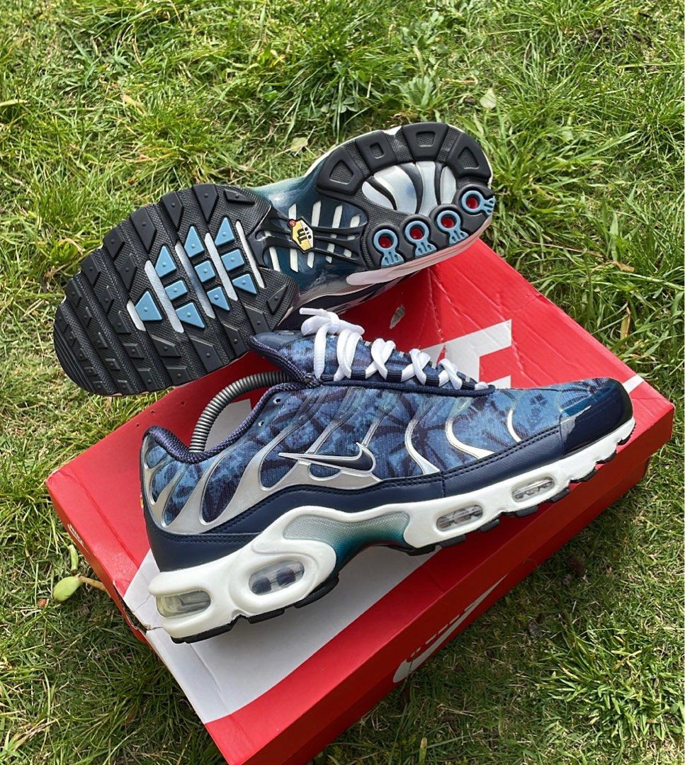 Nike tn store in dark