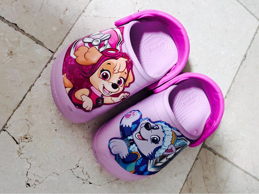 Pink paw patrol hotsell crocs