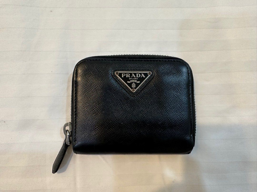 Prada Saffiano Leather Wallet (Category: Luxury Bags & Wallets) located in Marikina City. Submitted by closet.ar (Listing ID 1252022583, Image 2). Description: Authentic 💯 Bought this last year from luxonlinephofficial 😊.