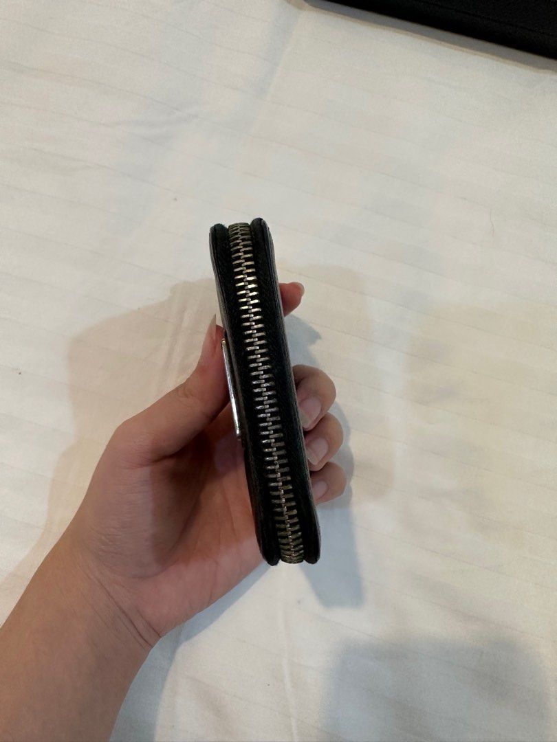 Prada Saffiano Leather Wallet (Category: Luxury Bags & Wallets) located in Marikina City. Submitted by closet.ar (Listing ID 1252022583, Image 3). Description: Authentic 💯 Bought this last year from luxonlinephofficial 😊.
